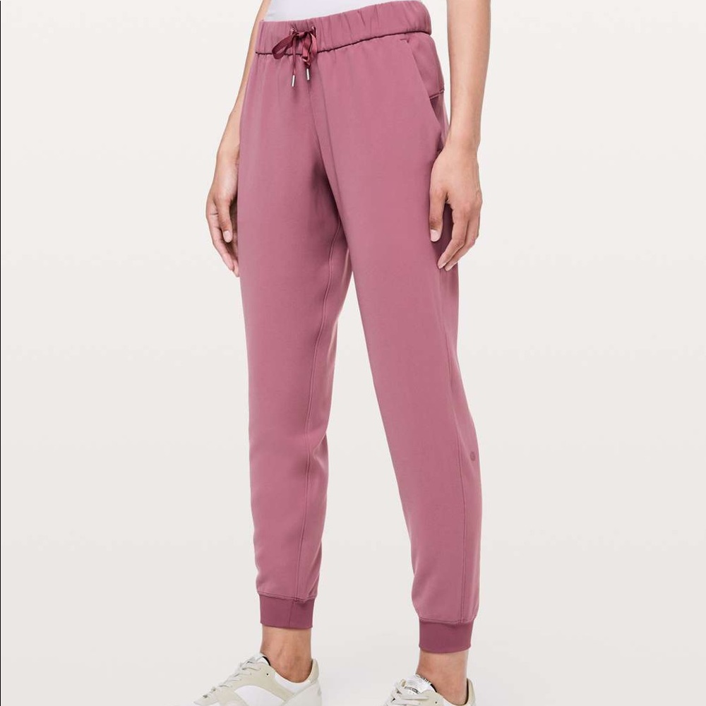 🍋NWOT Lululemon On The Fly Jogger - Misty Merlot